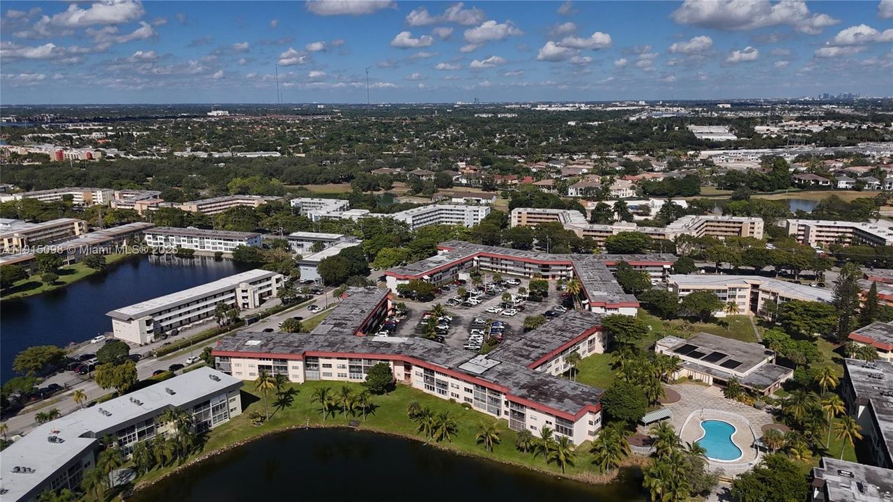 合同活跃: $135,000 (1 贝兹, 1 浴室, 954 平方英尺)