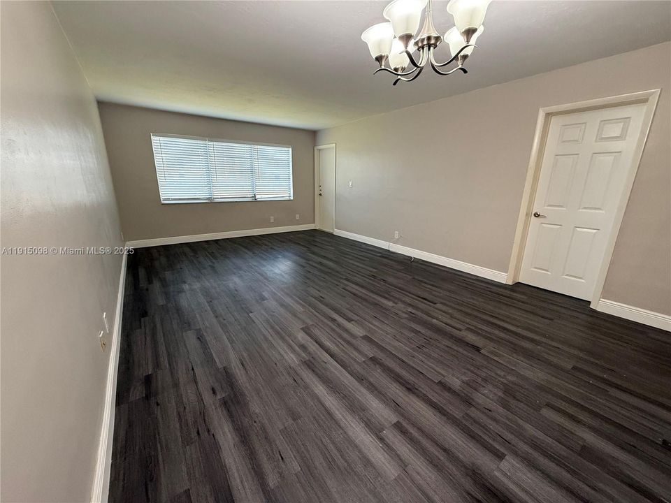 合同活跃: $135,000 (1 贝兹, 1 浴室, 954 平方英尺)