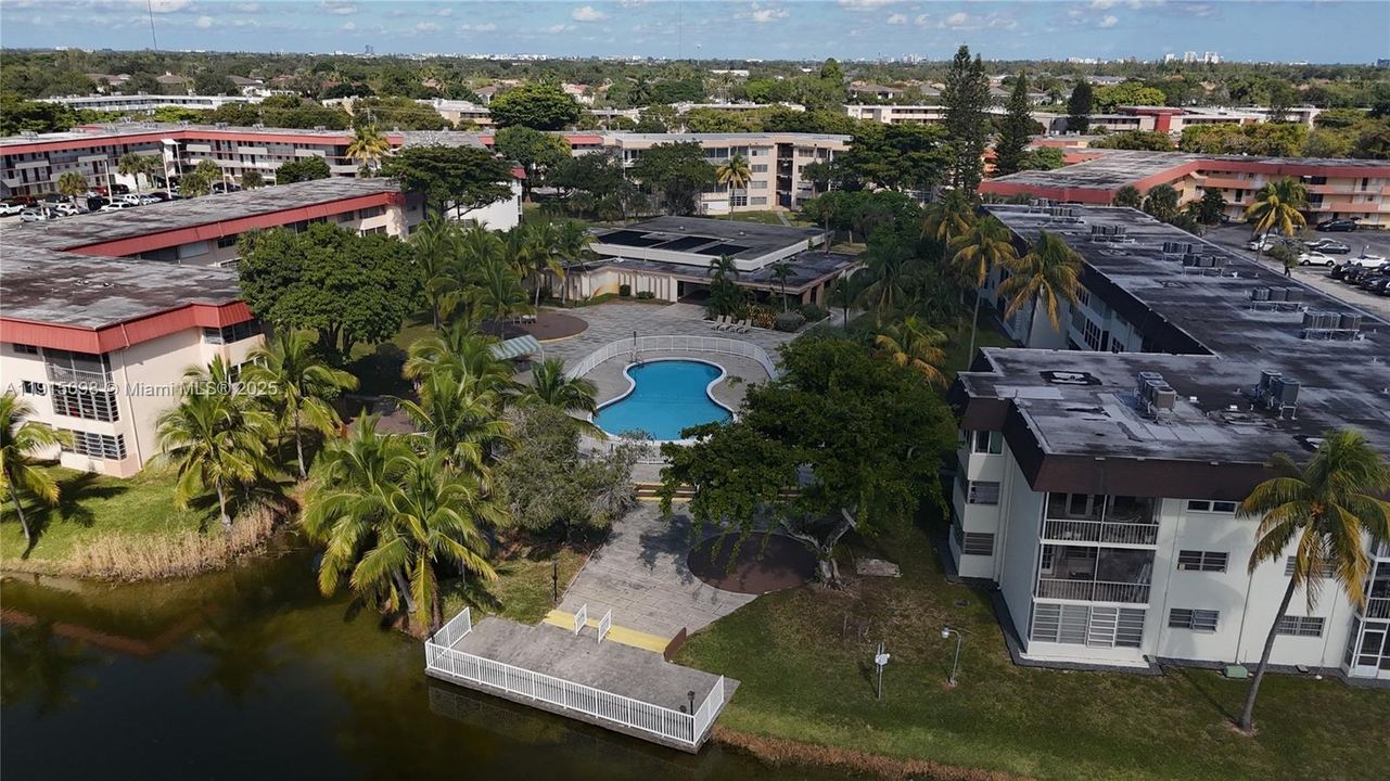 合同活跃: $135,000 (1 贝兹, 1 浴室, 954 平方英尺)