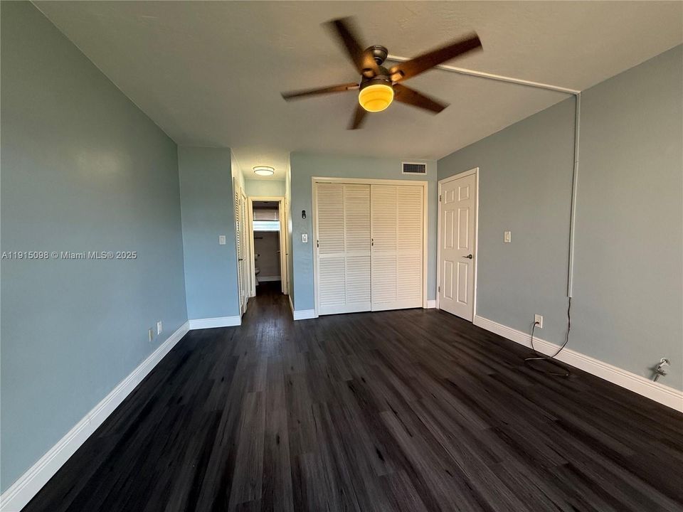 合同活跃: $135,000 (1 贝兹, 1 浴室, 954 平方英尺)