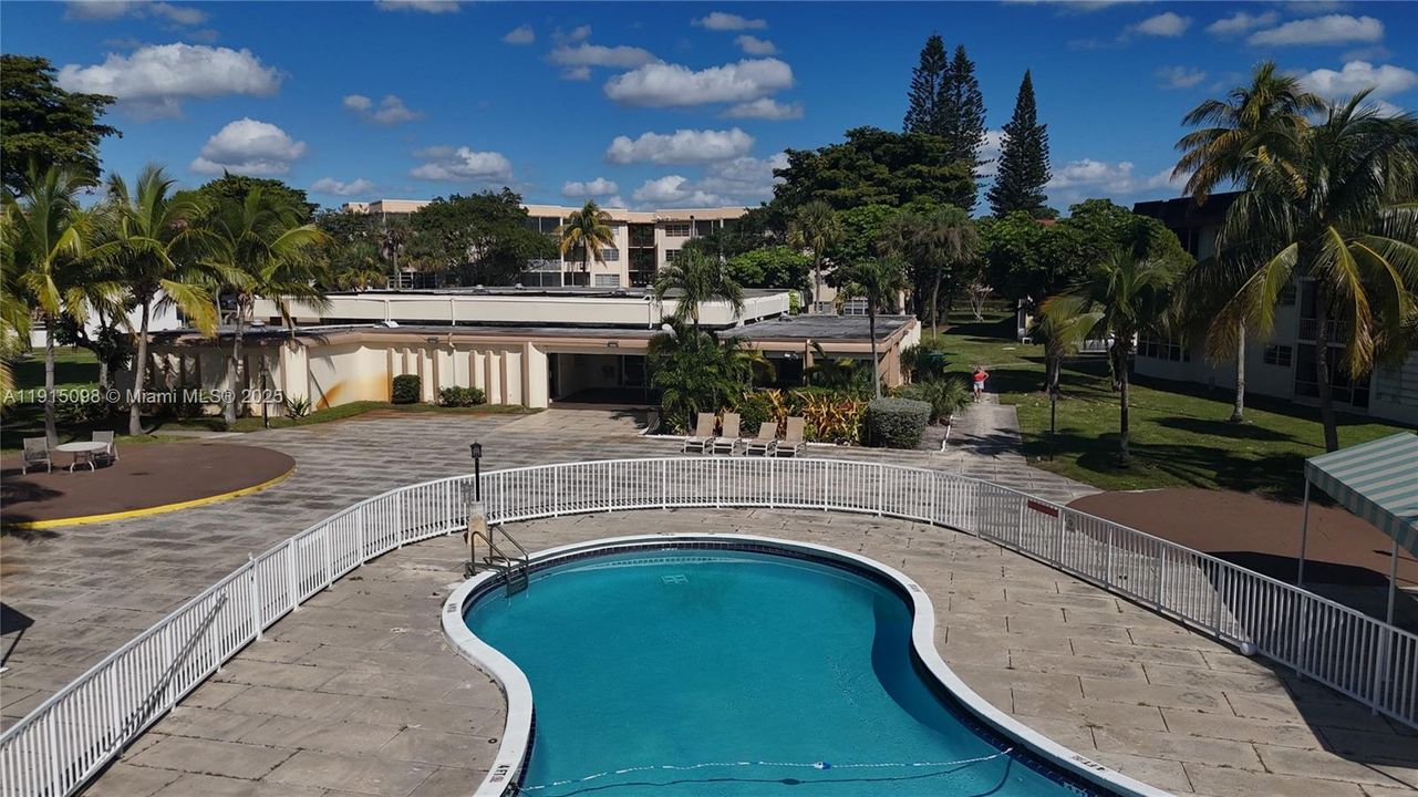 合同活跃: $135,000 (1 贝兹, 1 浴室, 954 平方英尺)