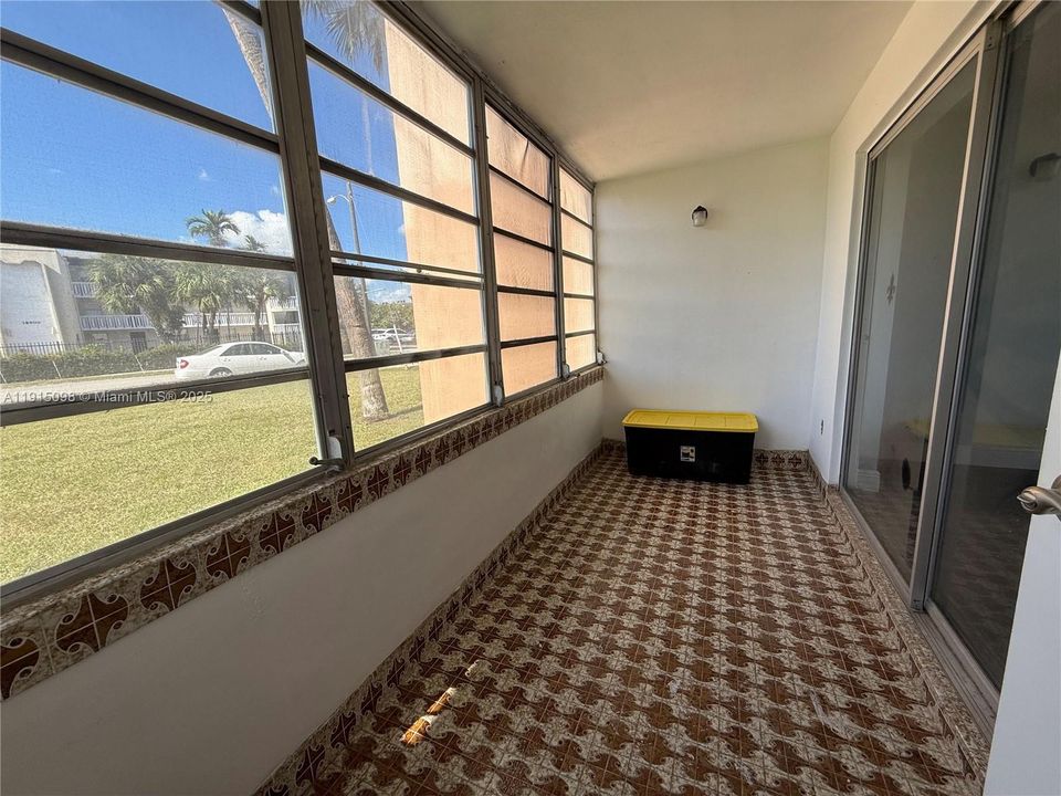 合同活跃: $135,000 (1 贝兹, 1 浴室, 954 平方英尺)