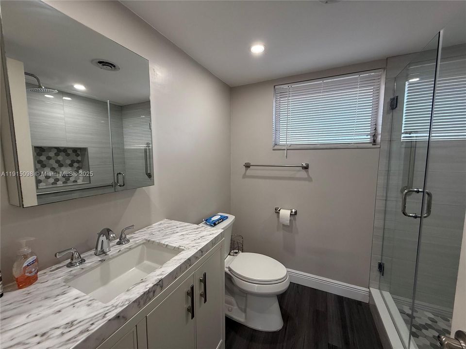 合同活跃: $135,000 (1 贝兹, 1 浴室, 954 平方英尺)