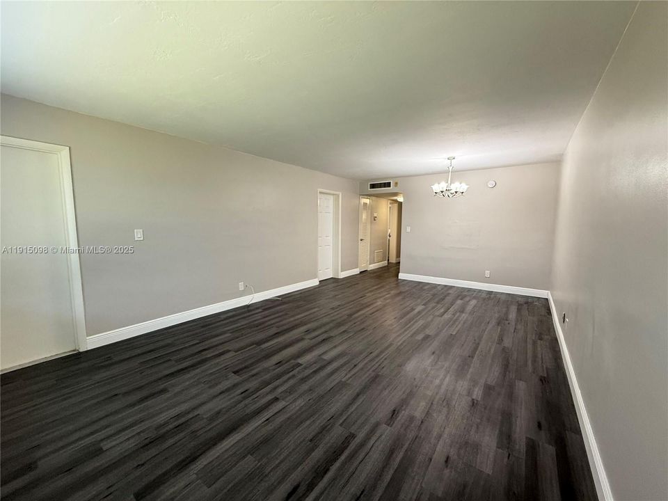 合同活跃: $135,000 (1 贝兹, 1 浴室, 954 平方英尺)