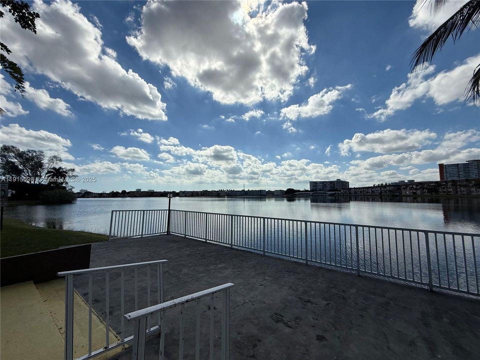 合同活跃: $135,000 (1 贝兹, 1 浴室, 954 平方英尺)