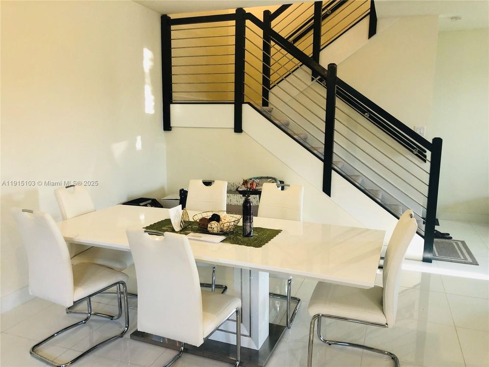 En Venta: $830,000 (3 camas, 2 baños, 2100 Pies cuadrados)