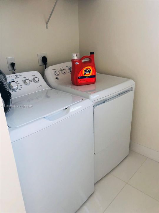 En Venta: $830,000 (3 camas, 2 baños, 2100 Pies cuadrados)