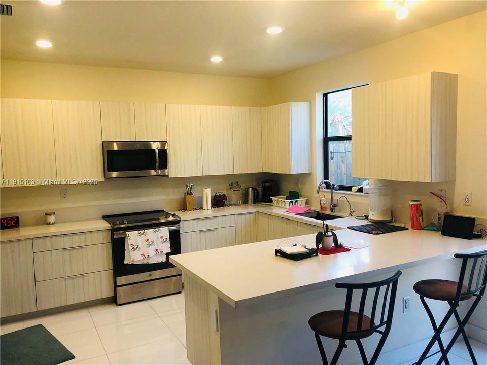 En Venta: $830,000 (3 camas, 2 baños, 2100 Pies cuadrados)