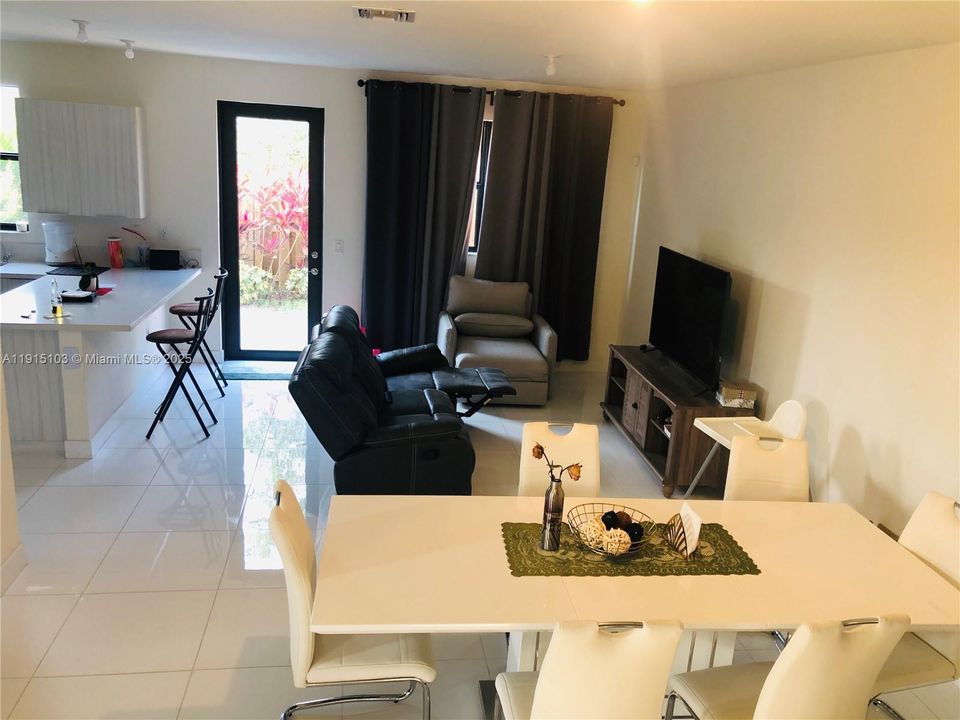 En Venta: $830,000 (3 camas, 2 baños, 2100 Pies cuadrados)