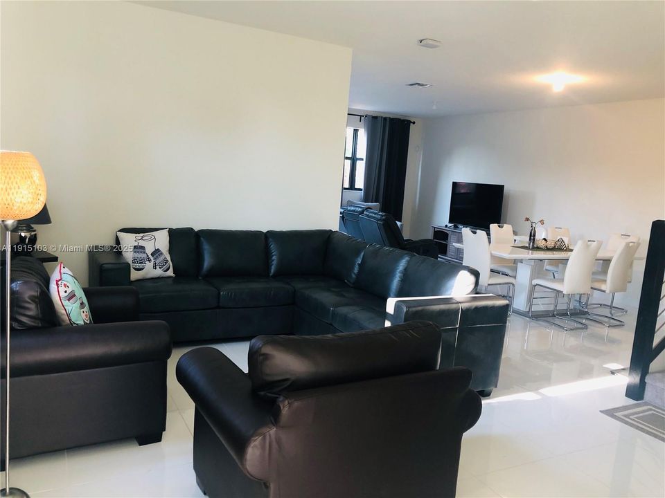 En Venta: $830,000 (3 camas, 2 baños, 2100 Pies cuadrados)