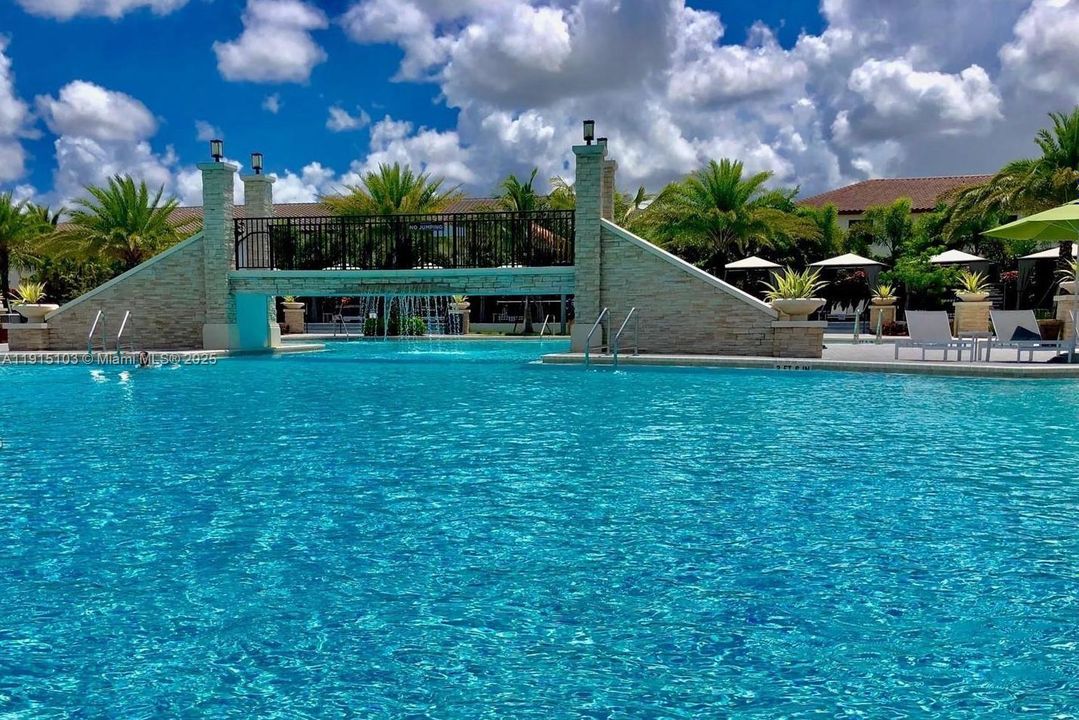 En Venta: $830,000 (3 camas, 2 baños, 2100 Pies cuadrados)