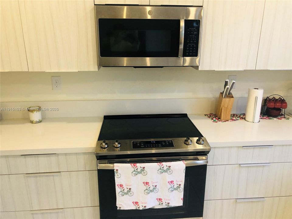 En Venta: $830,000 (3 camas, 2 baños, 2100 Pies cuadrados)