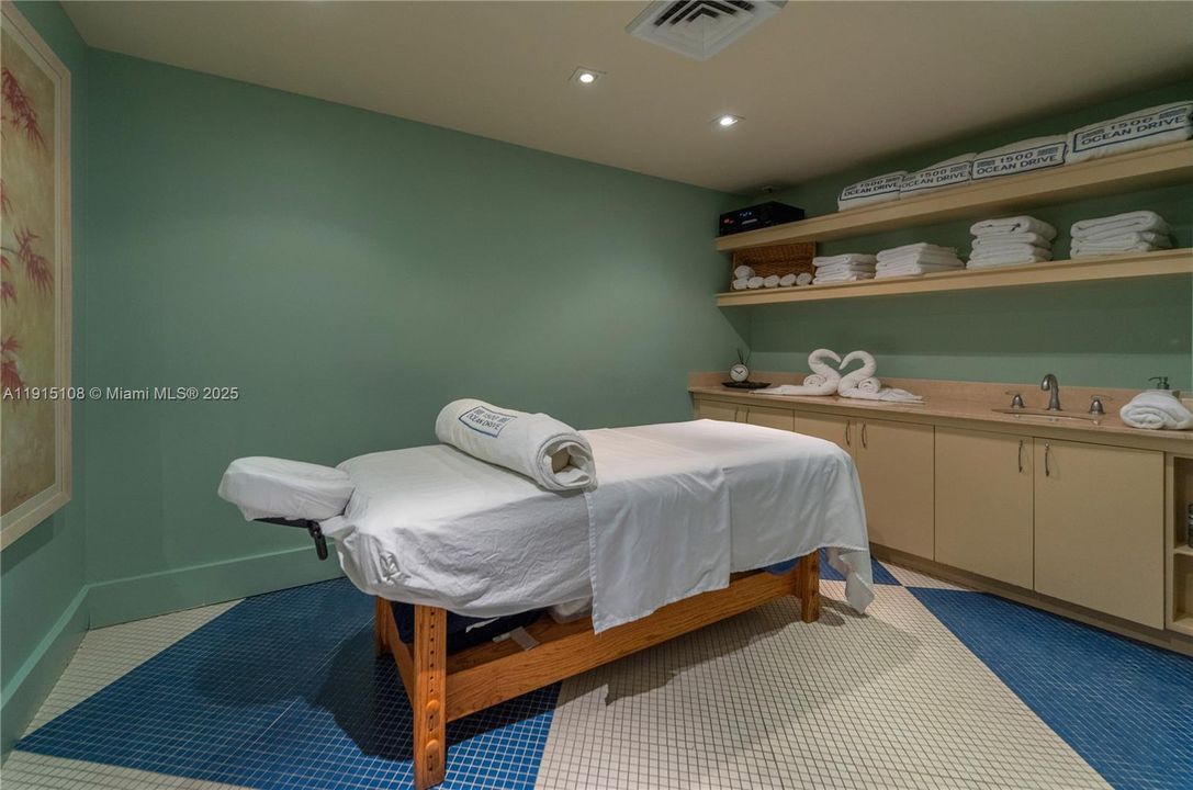 合同活跃: $8,500 (2 贝兹, 3 浴室, 1740 平方英尺)