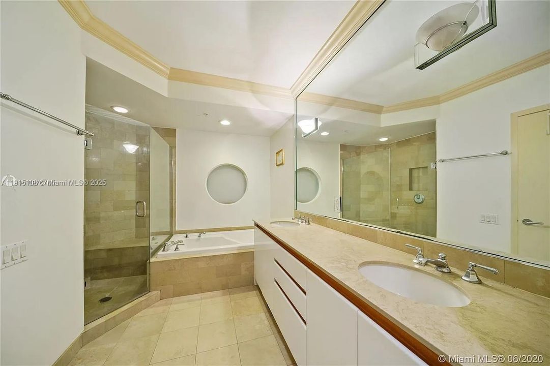 合同活跃: $8,500 (2 贝兹, 3 浴室, 1740 平方英尺)