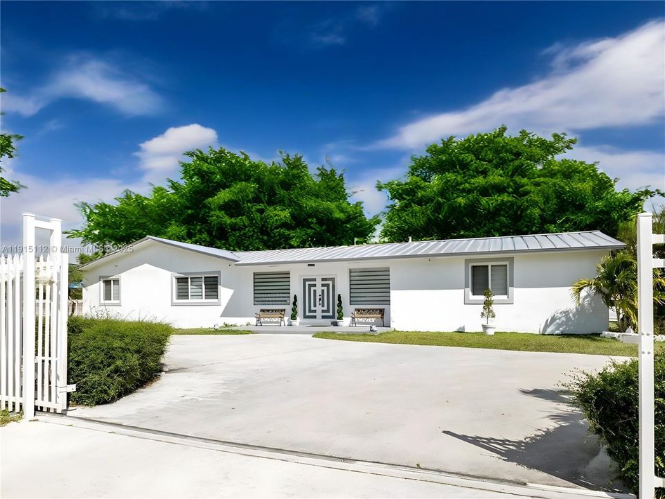 En Venta: $1,185,000 (5 camas, 3 baños, 2816 Pies cuadrados)