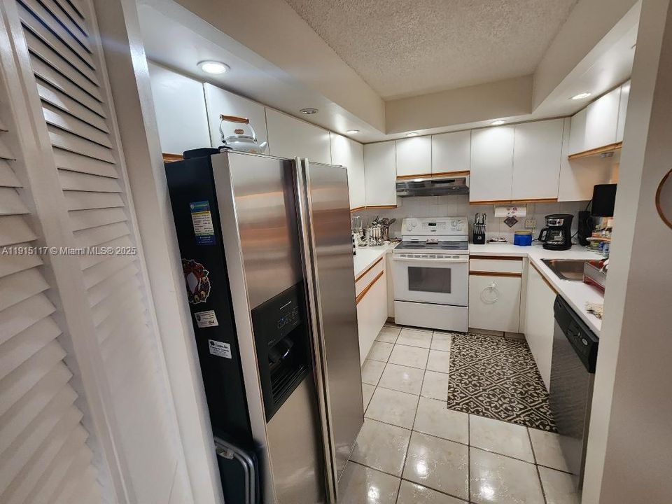 待售: $170,000 (1 贝兹, 1 浴室, 1046 平方英尺)