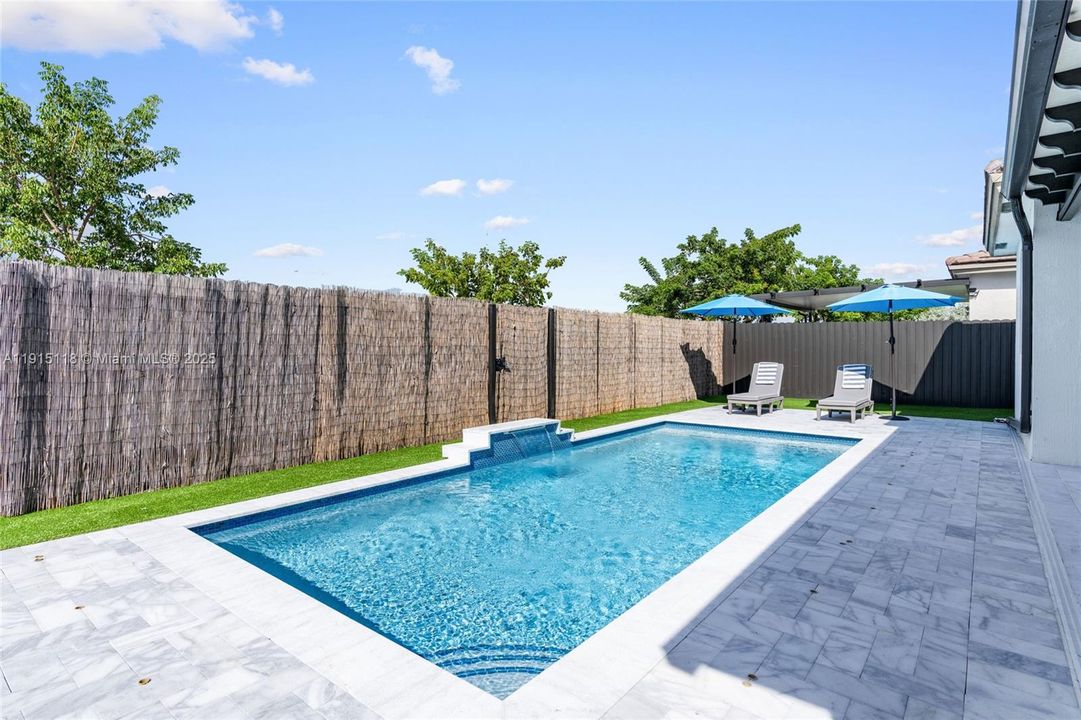 En Venta: $839,999 (4 camas, 3 baños, 3139 Pies cuadrados)