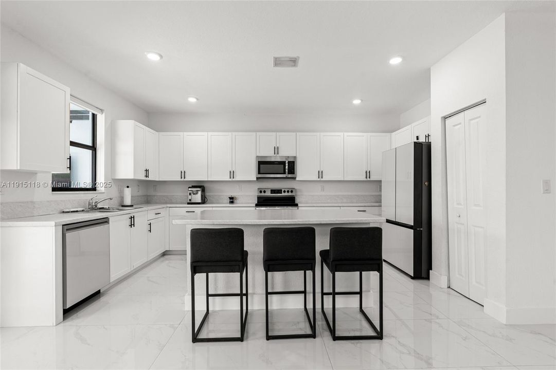 En Venta: $839,999 (4 camas, 3 baños, 3139 Pies cuadrados)