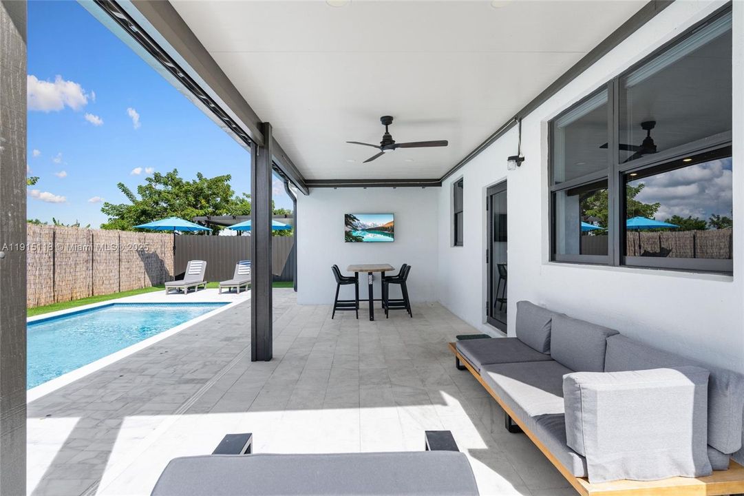 En Venta: $839,999 (4 camas, 3 baños, 3139 Pies cuadrados)