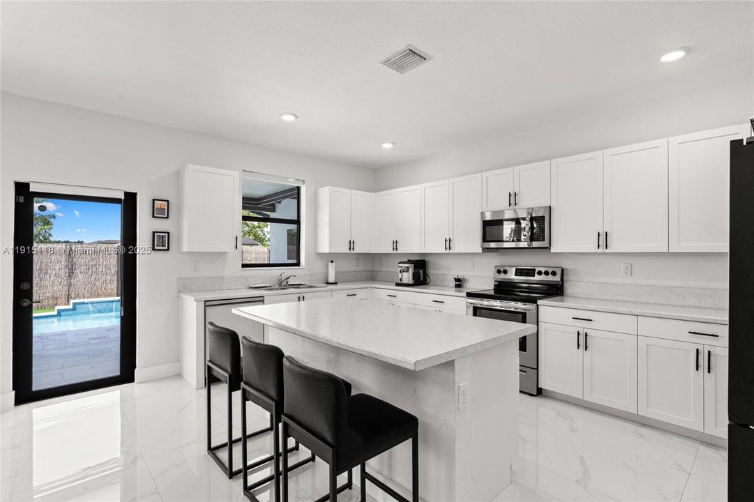 En Venta: $839,999 (4 camas, 3 baños, 3139 Pies cuadrados)