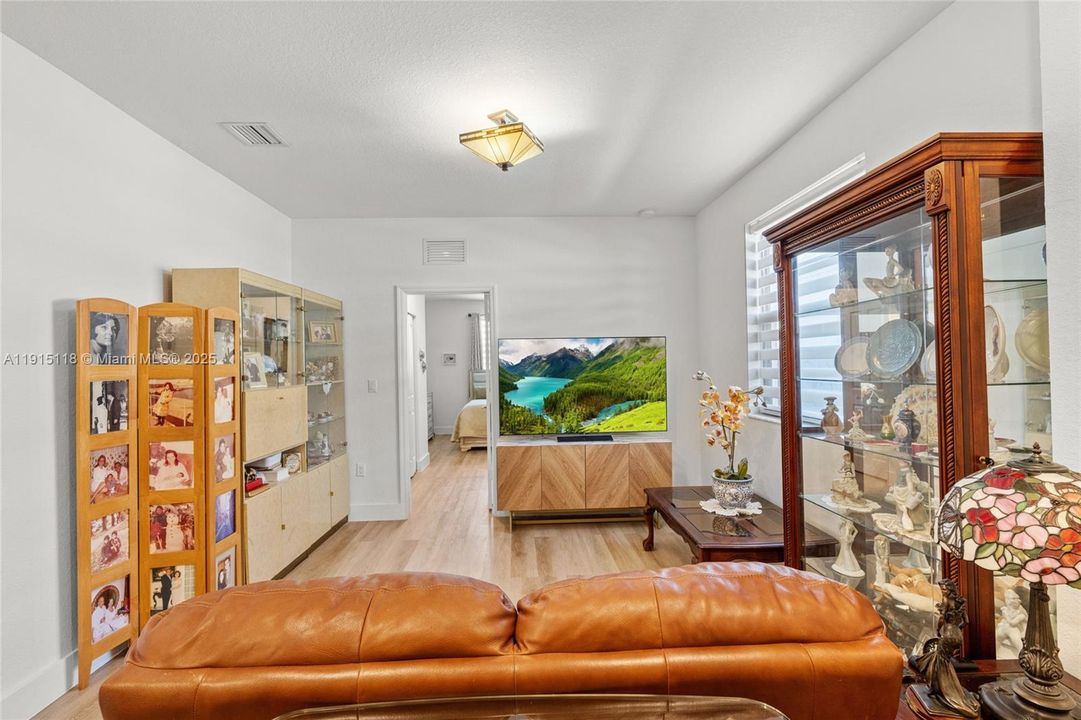 En Venta: $839,999 (4 camas, 3 baños, 3139 Pies cuadrados)