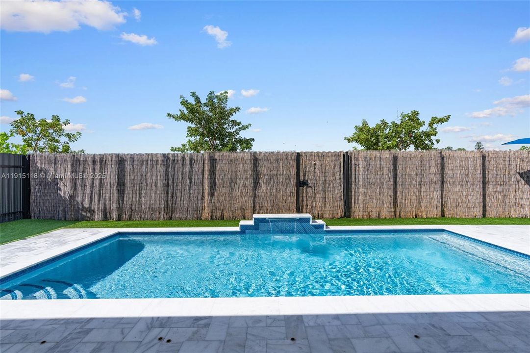 En Venta: $839,999 (4 camas, 3 baños, 3139 Pies cuadrados)