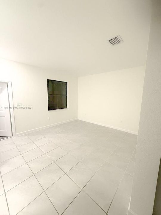 合同活跃: $2,290 (3 贝兹, 2 浴室, 1483 平方英尺)