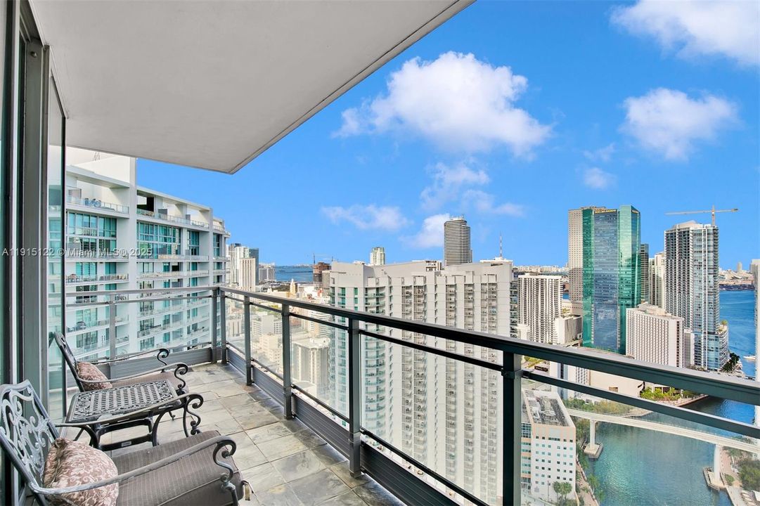 Recently Sold: $650,000 (2 beds, 2 baths, 1389 Square Feet)