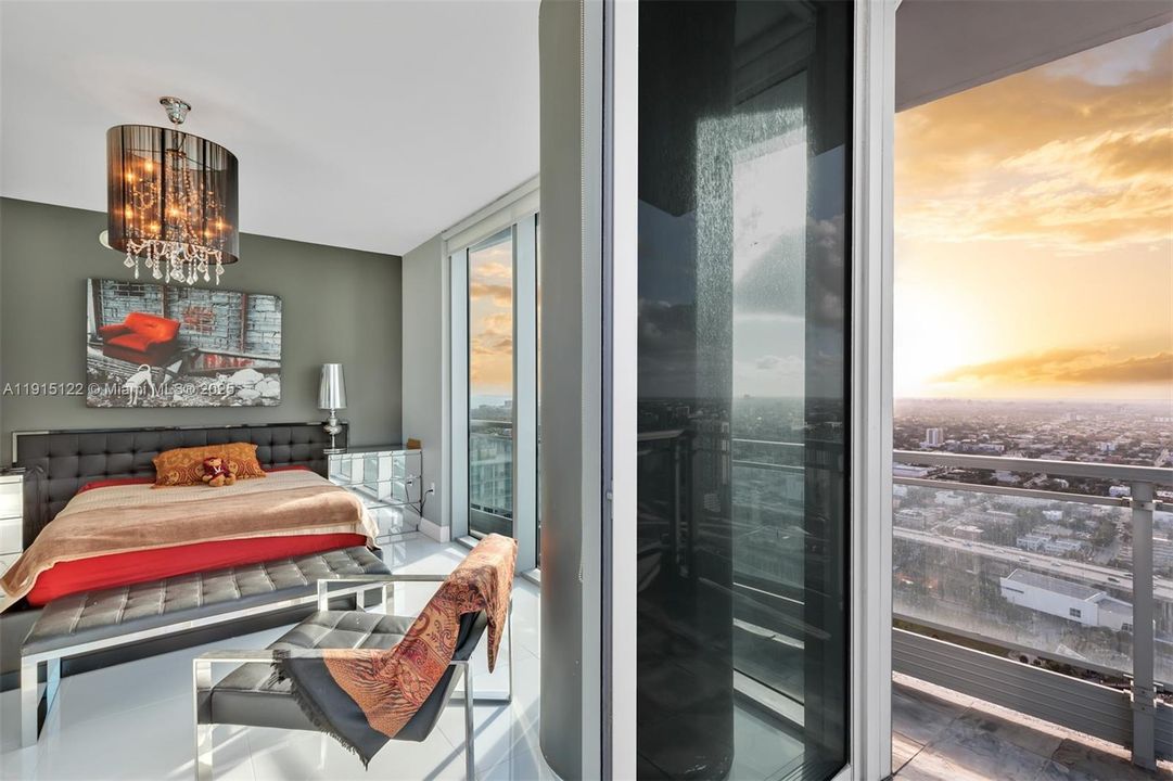 Recently Sold: $650,000 (2 beds, 2 baths, 1389 Square Feet)