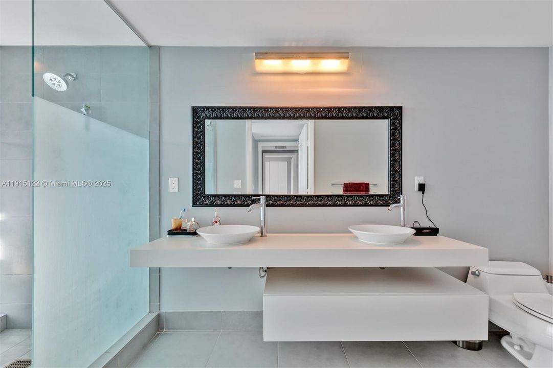 Recently Sold: $650,000 (2 beds, 2 baths, 1389 Square Feet)