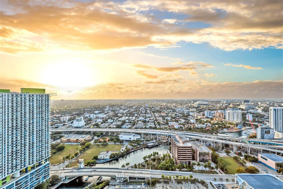 Recently Sold: $650,000 (2 beds, 2 baths, 1389 Square Feet)