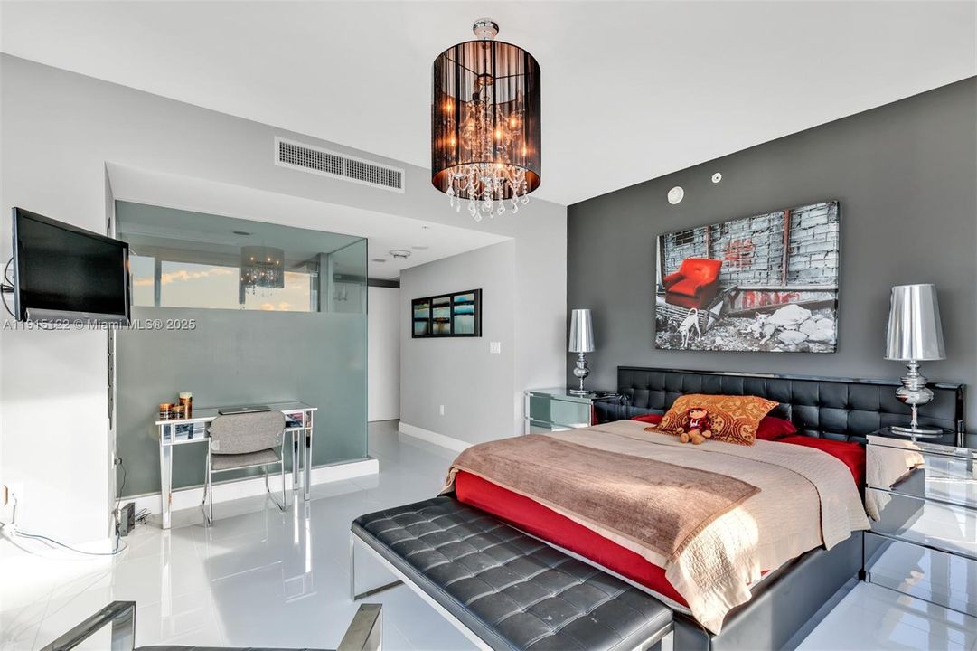 Recently Sold: $650,000 (2 beds, 2 baths, 1389 Square Feet)