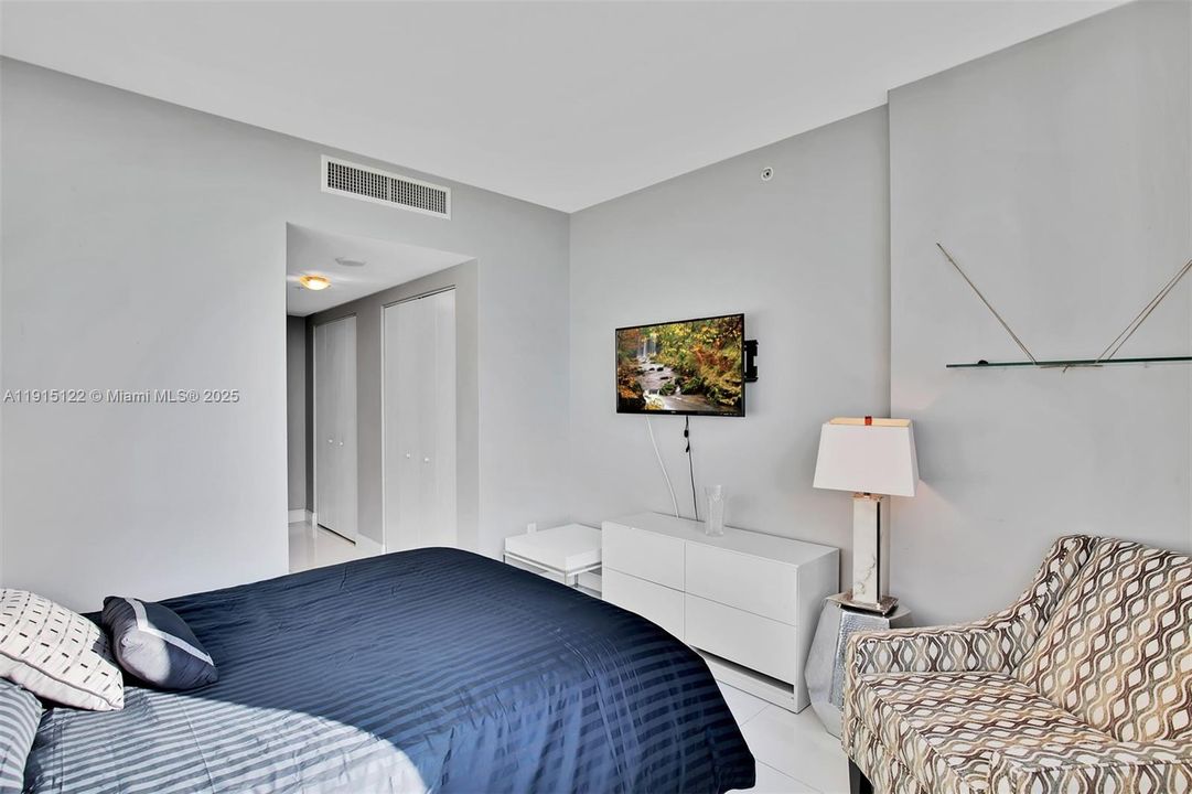 Recently Sold: $650,000 (2 beds, 2 baths, 1389 Square Feet)