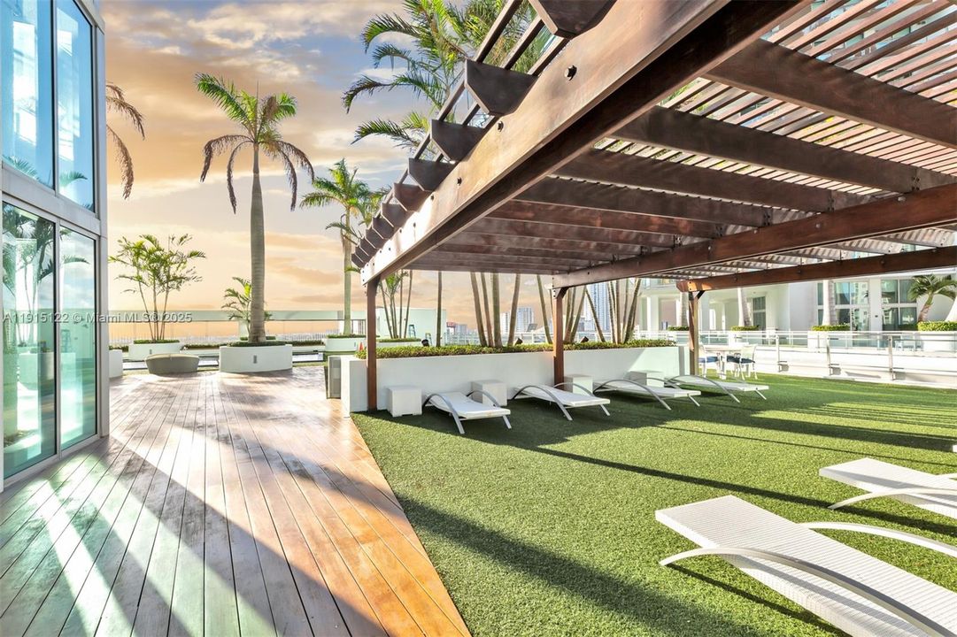 Recently Sold: $650,000 (2 beds, 2 baths, 1389 Square Feet)