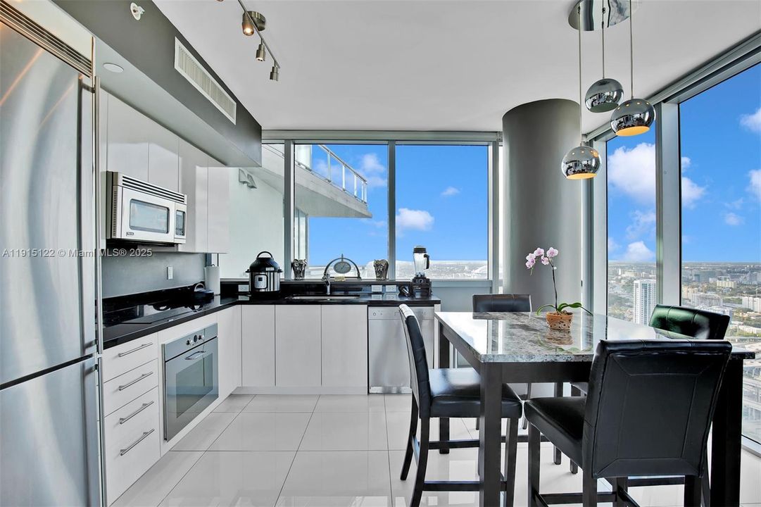 Recently Sold: $650,000 (2 beds, 2 baths, 1389 Square Feet)