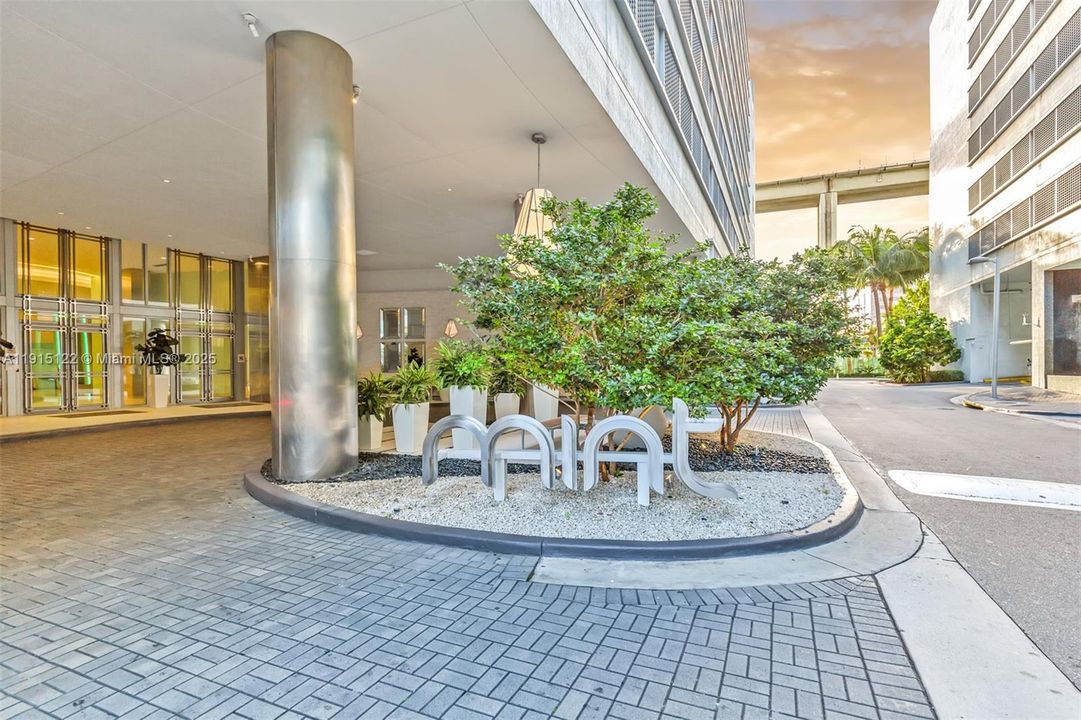 Recently Sold: $650,000 (2 beds, 2 baths, 1389 Square Feet)