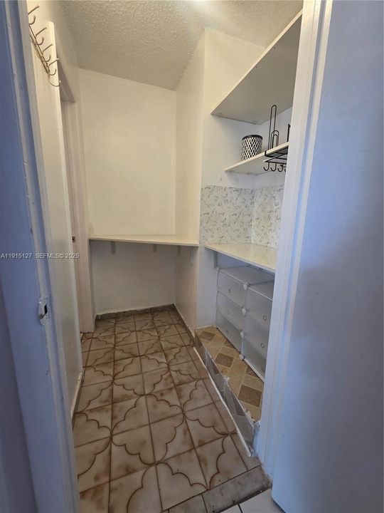 For Rent: $900 (1 beds, 1 baths, 1747 Square Feet)