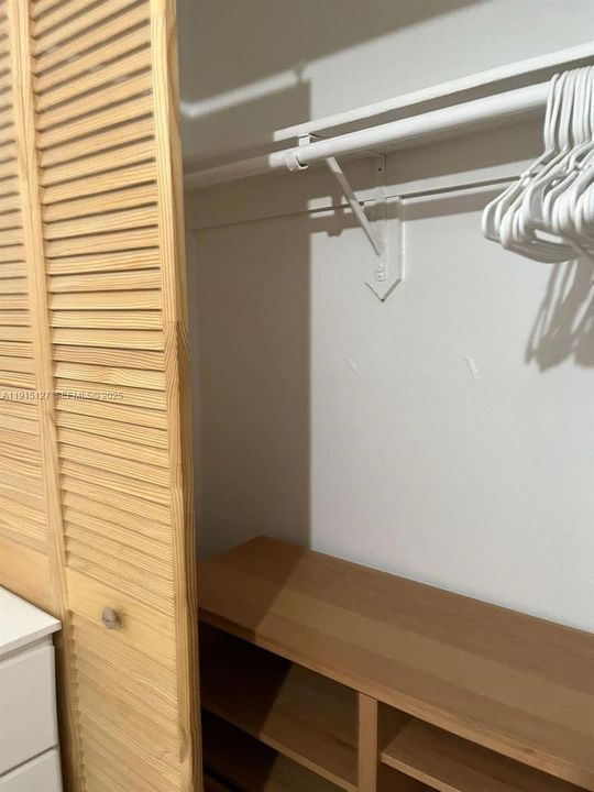 For Rent: $900 (1 beds, 1 baths, 1747 Square Feet)