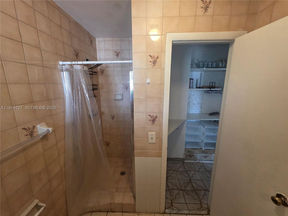 For Rent: $900 (1 beds, 1 baths, 1747 Square Feet)