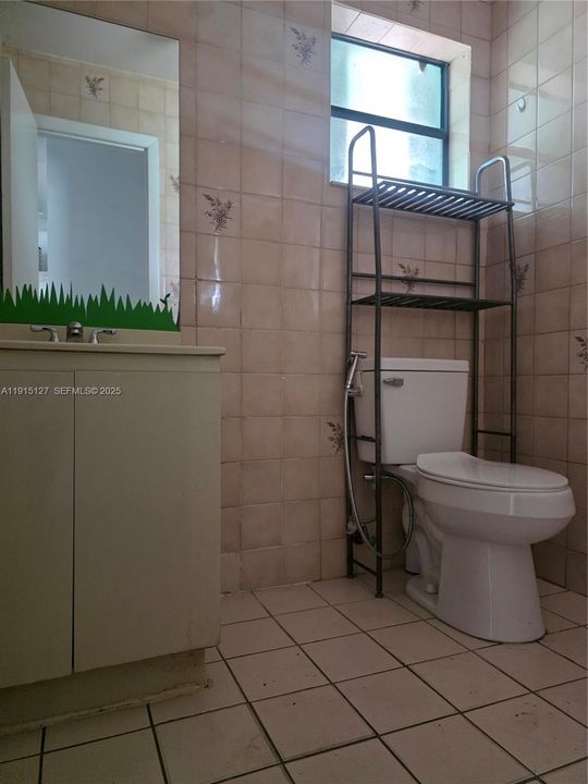 For Rent: $900 (1 beds, 1 baths, 1747 Square Feet)