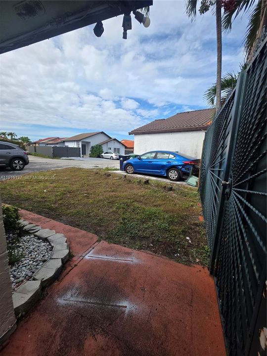 For Rent: $900 (1 beds, 1 baths, 1747 Square Feet)