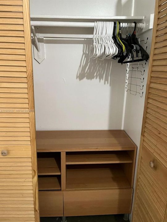 For Rent: $900 (1 beds, 1 baths, 1747 Square Feet)