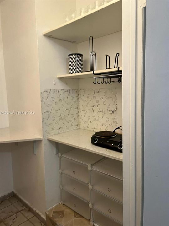 For Rent: $900 (1 beds, 1 baths, 1747 Square Feet)