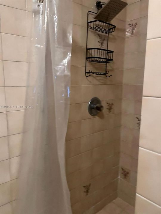 For Rent: $900 (1 beds, 1 baths, 1747 Square Feet)