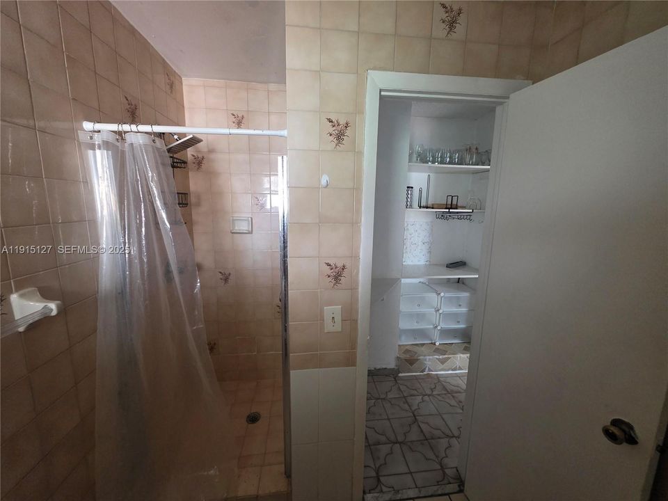 For Rent: $900 (1 beds, 1 baths, 1747 Square Feet)