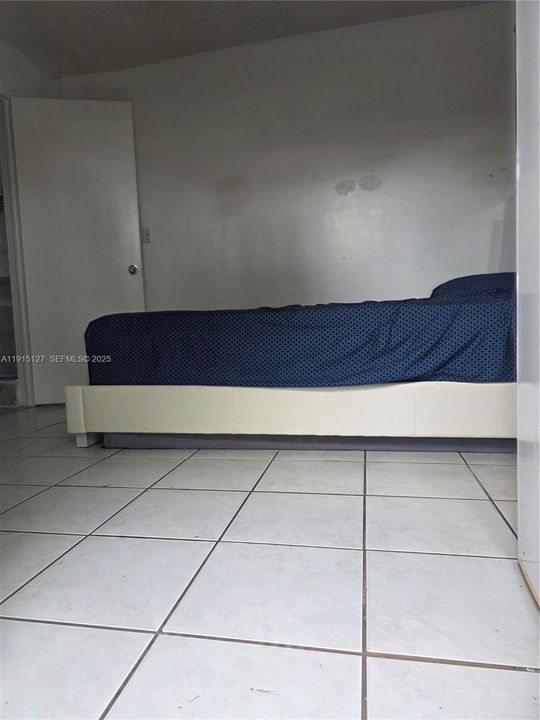 For Rent: $900 (1 beds, 1 baths, 1747 Square Feet)