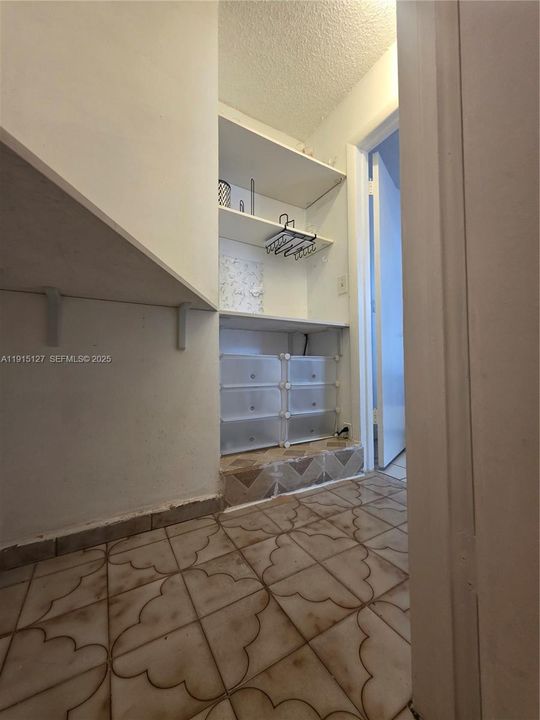 For Rent: $900 (1 beds, 1 baths, 1747 Square Feet)