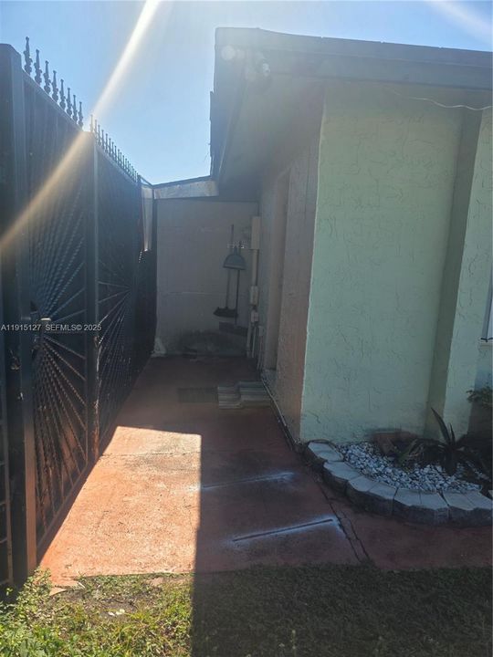 For Rent: $900 (1 beds, 1 baths, 1747 Square Feet)