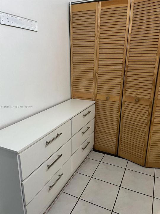 For Rent: $900 (1 beds, 1 baths, 1747 Square Feet)