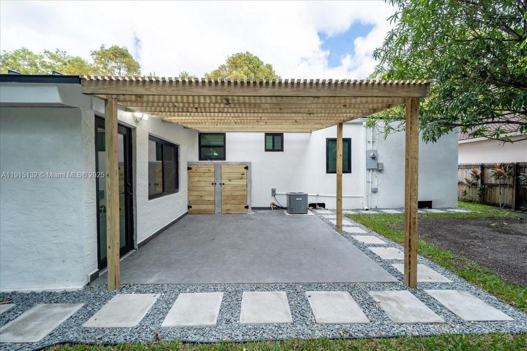 For Sale: $910,000 (3 beds, 2 baths, 831 Square Feet)